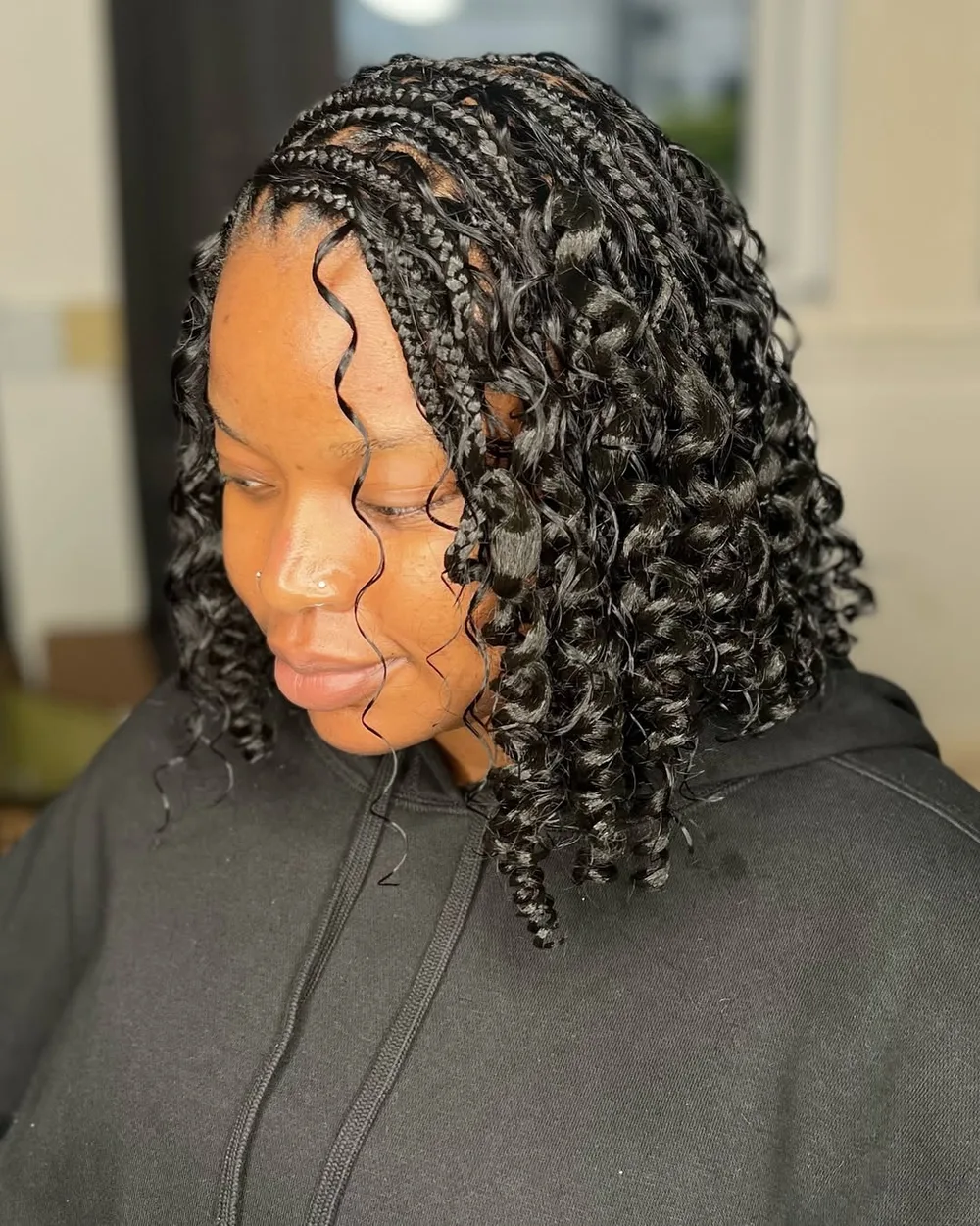 Femme aux cheveux crépus coiffée en vanilles two-strand twists formant un carré, de face