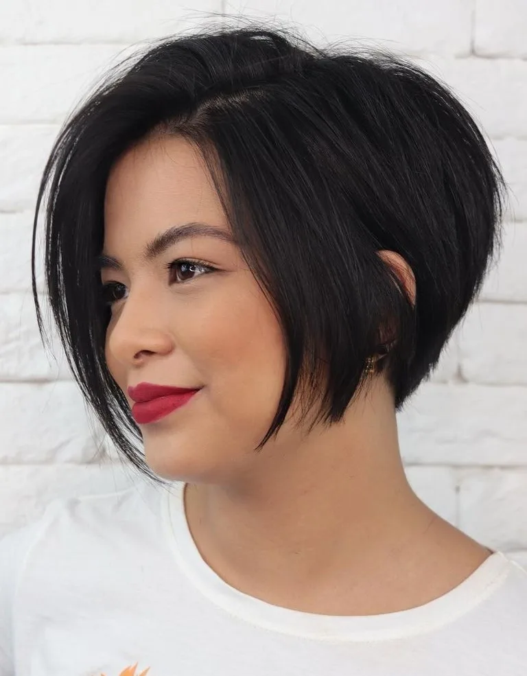 Femme aux cheveux lisses avec un carré court asymétrique noir, de face