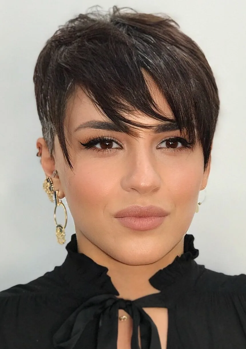 Femme aux cheveux lisses avec une coupe pixie effilée et de longues mèches, de face