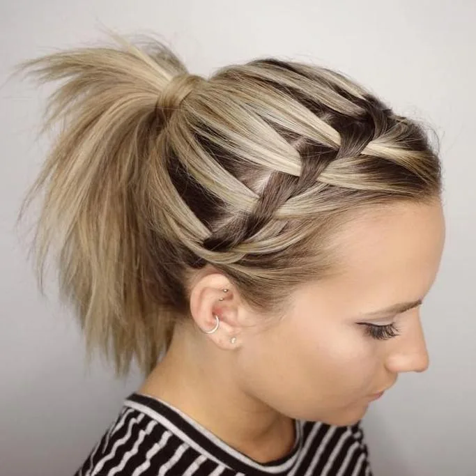 Femme aux cheveux lisses coiffée avec une tresse cascade façon bandeau, de face