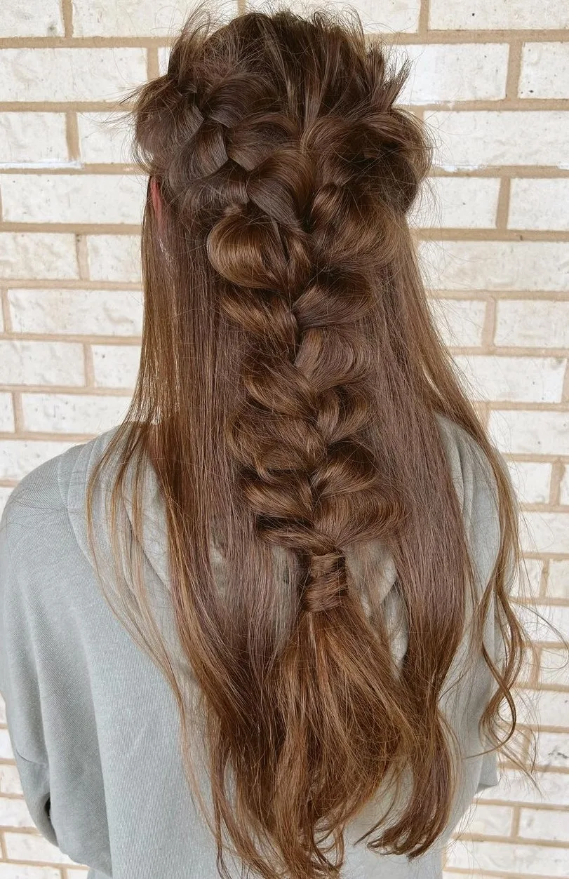 Femme aux cheveux lisses coiffée en demi-attaché avec grosses tresses, de dos