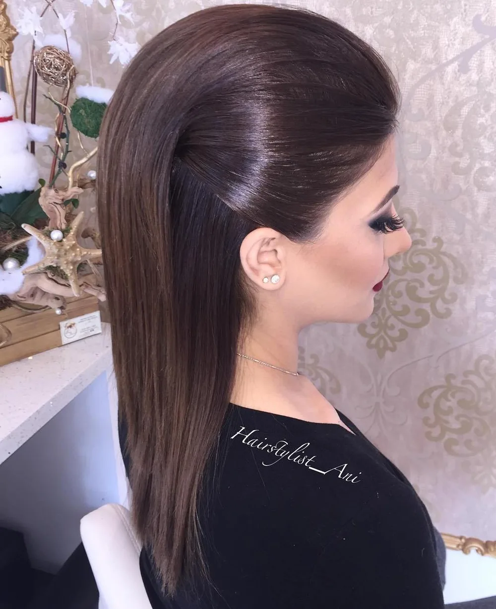 Femme aux cheveux lisses coiffée en demi-attaché plaqué et brillant, de face