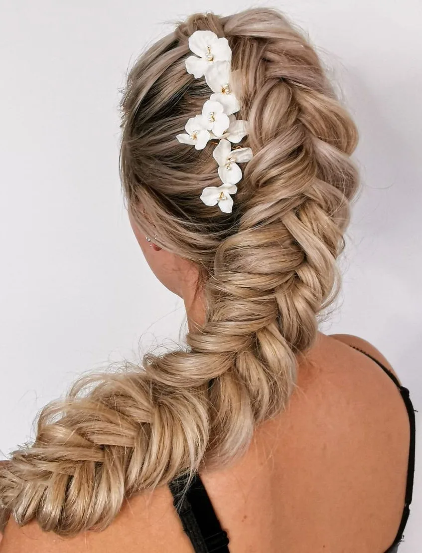 Femme aux cheveux lisses coiffée en longue tresse épi de blé, de dos