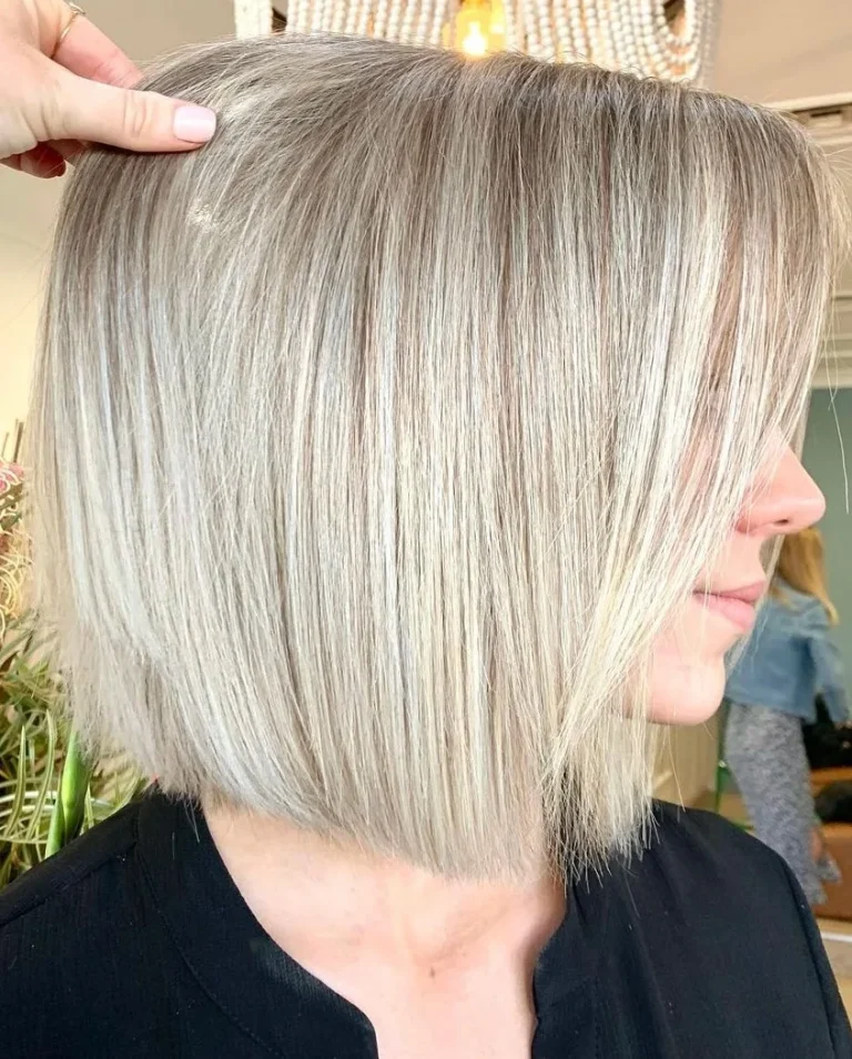 Femme aux cheveux lisses portant un carré blond net et brillant, de profil