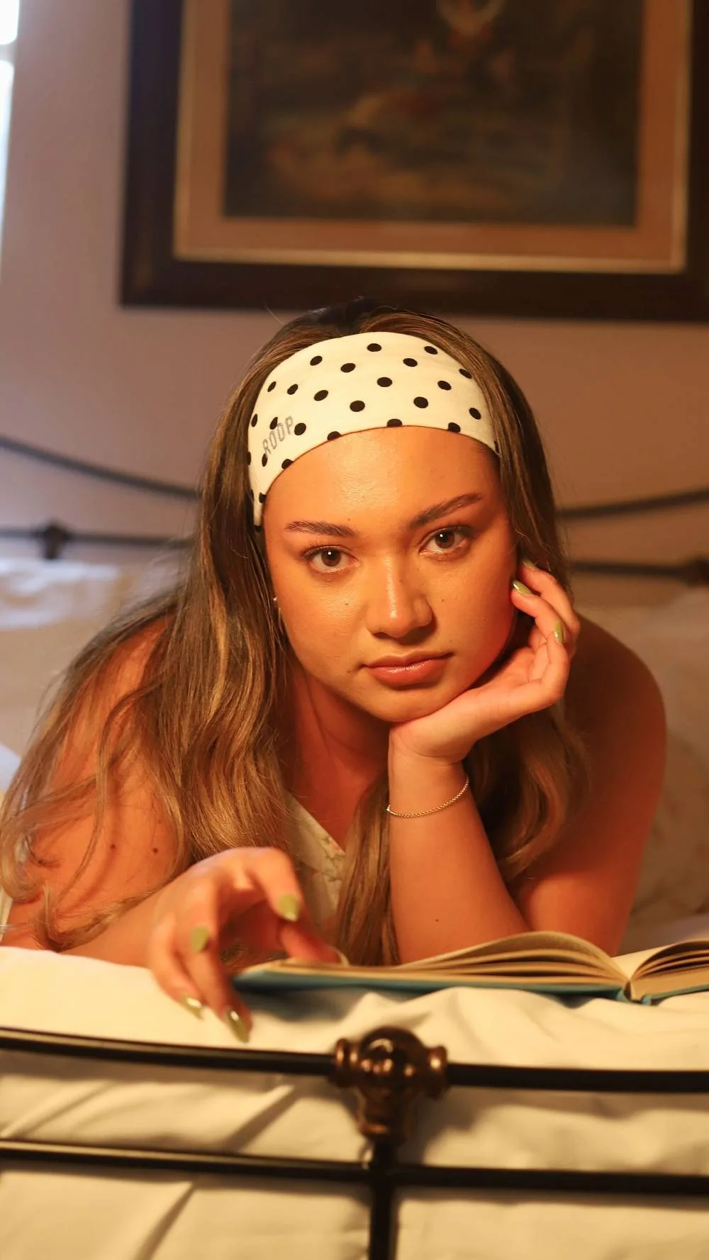 Femme avec un bandeau à pois noué et de longs cheveux, ambiance rétro, de face