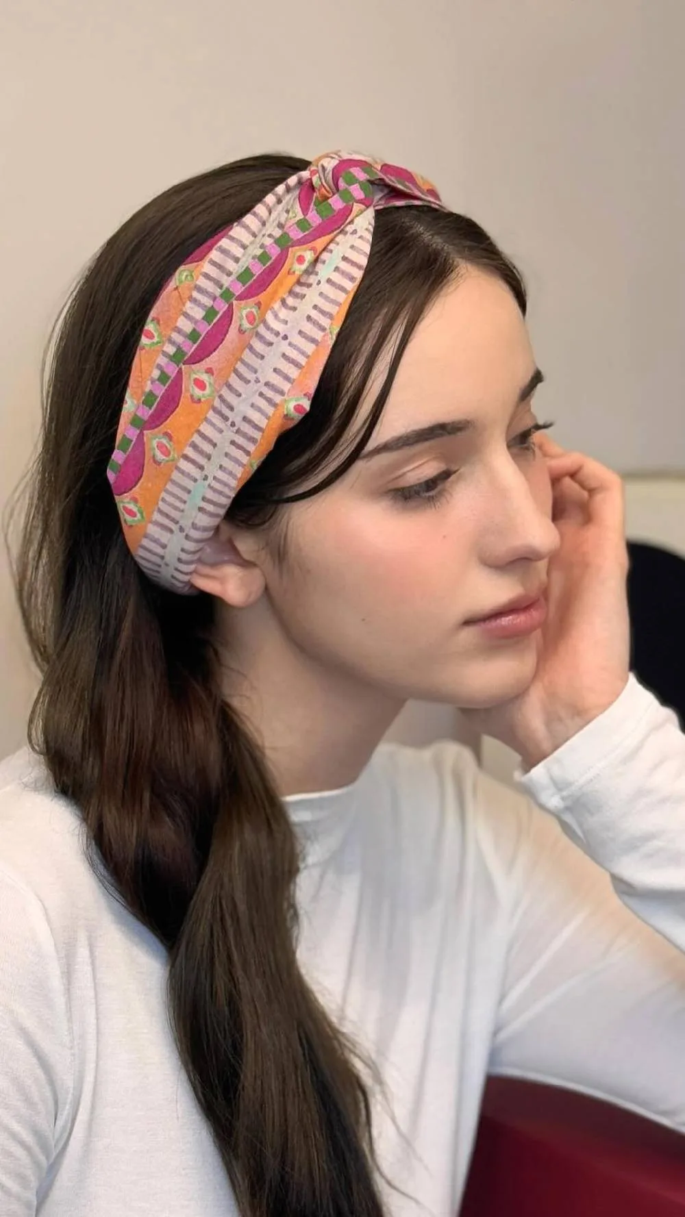 Femme avec un bandeau boho imprimé et de longs cheveux, de profil