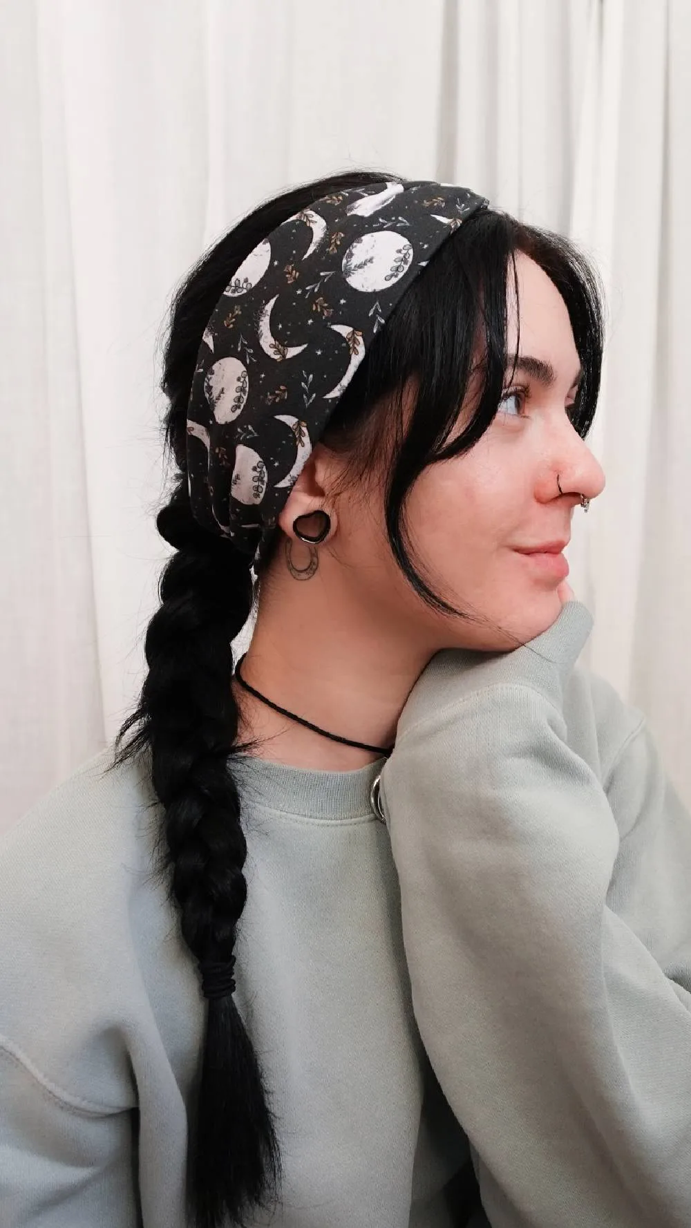 Femme avec un bandeau satiné imprimé et une tresse latérale, de profil