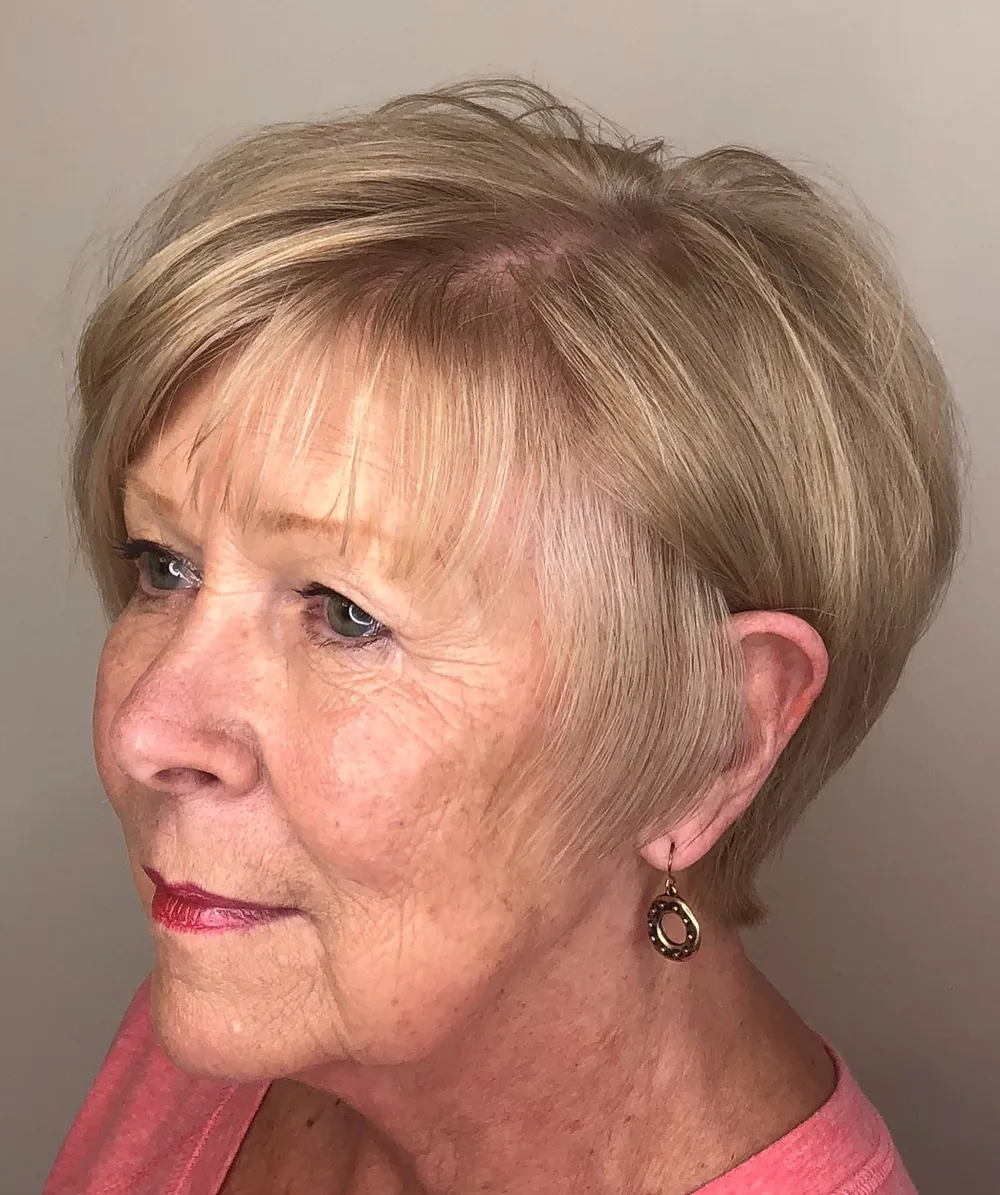 Femme de 70 ans avec bixie blond cendré vaporeux et texturé, de face