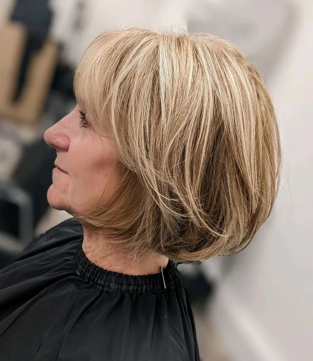 Femme de 70 ans avec carré blond chaud à hauteur du menton, de face