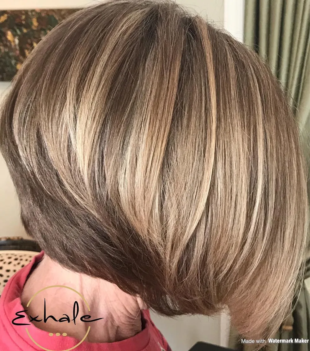 Femme de 70 ans avec carré blond en balayage lumineux et couches, de dos
