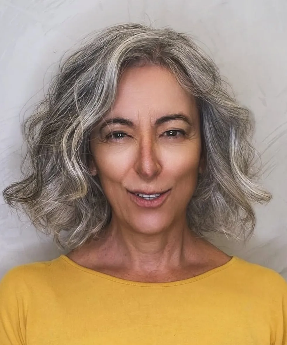 Femme de 70 ans avec carré ondulé poivre et sel, de face