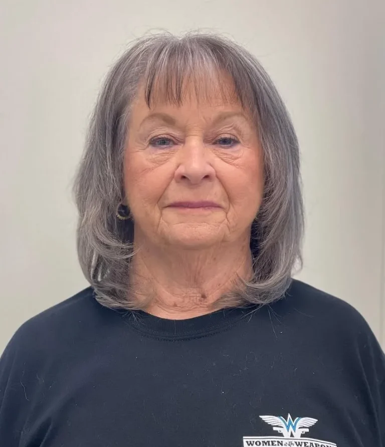 Femme de 70 ans avec coupe courte grise et frange vaporeuse, de face