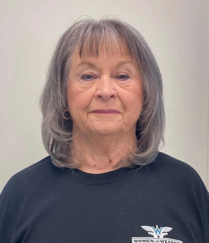 Femme de 70 ans avec coupe courte grise et frange vaporeuse, de face