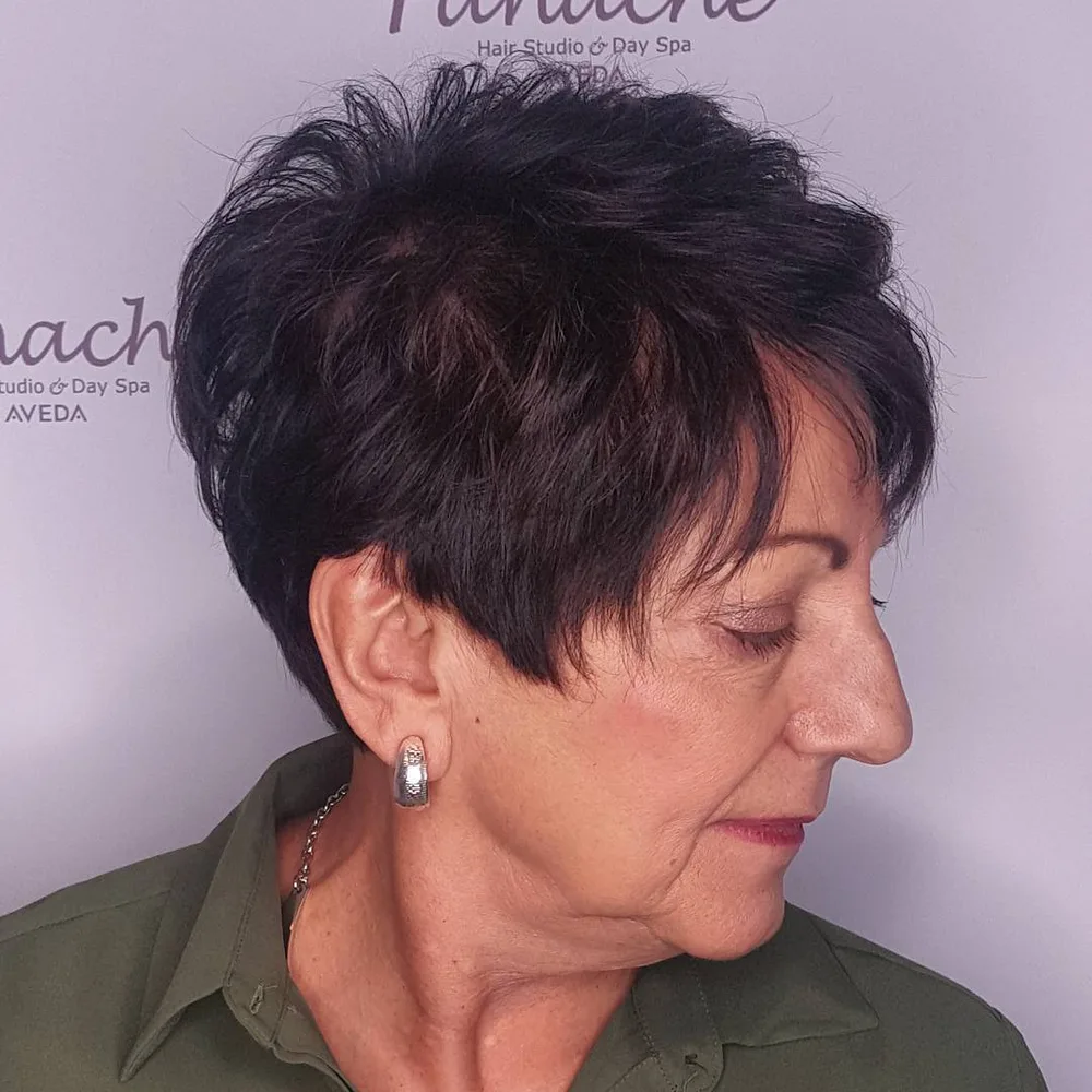 Femme de 70 ans avec coupe courte tapered brun foncé texturée, de profil