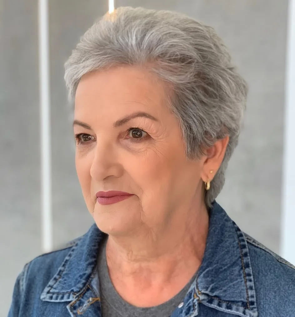 Femme de 70 ans avec pixie argenté texturé assumé, de face