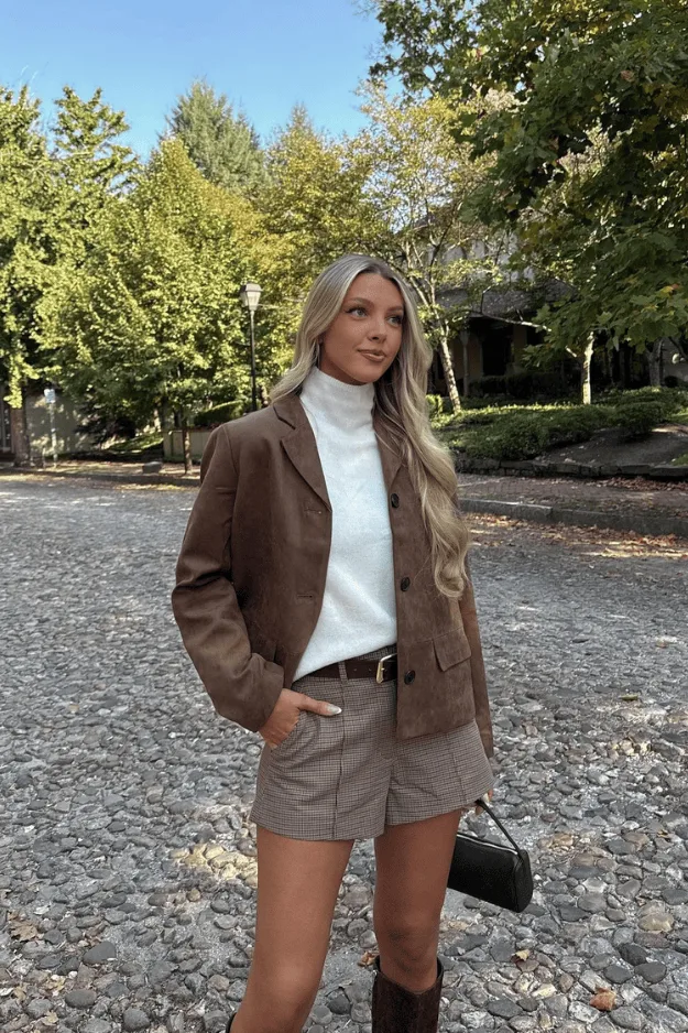 Femme en blazer marron avec tee-shirt blanc, allure classe