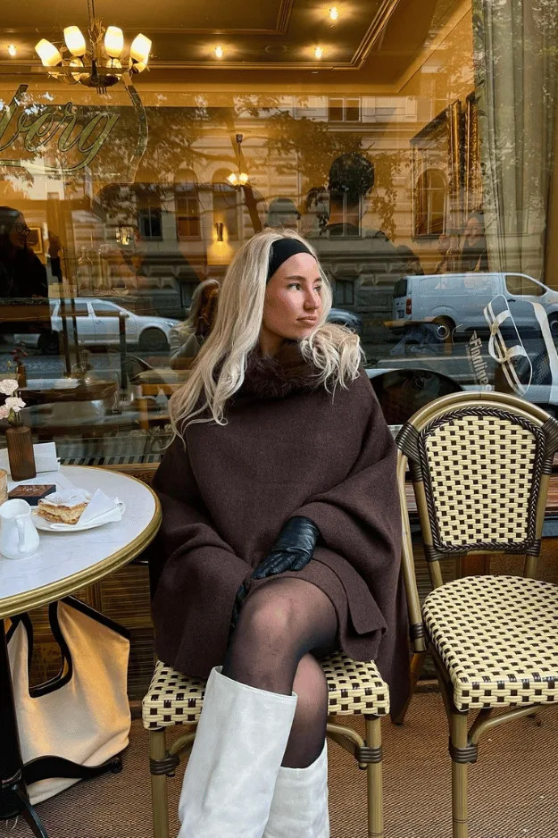 Femme en col roulé marron et collants, allure minimaliste chic