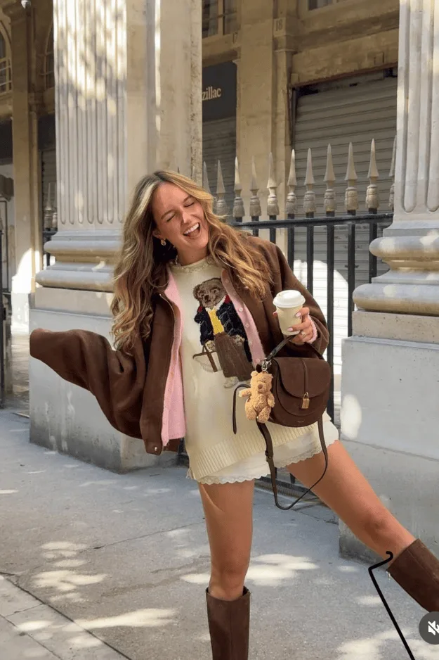 Femme en veste en cuir marron avec jupe, allure affirmée