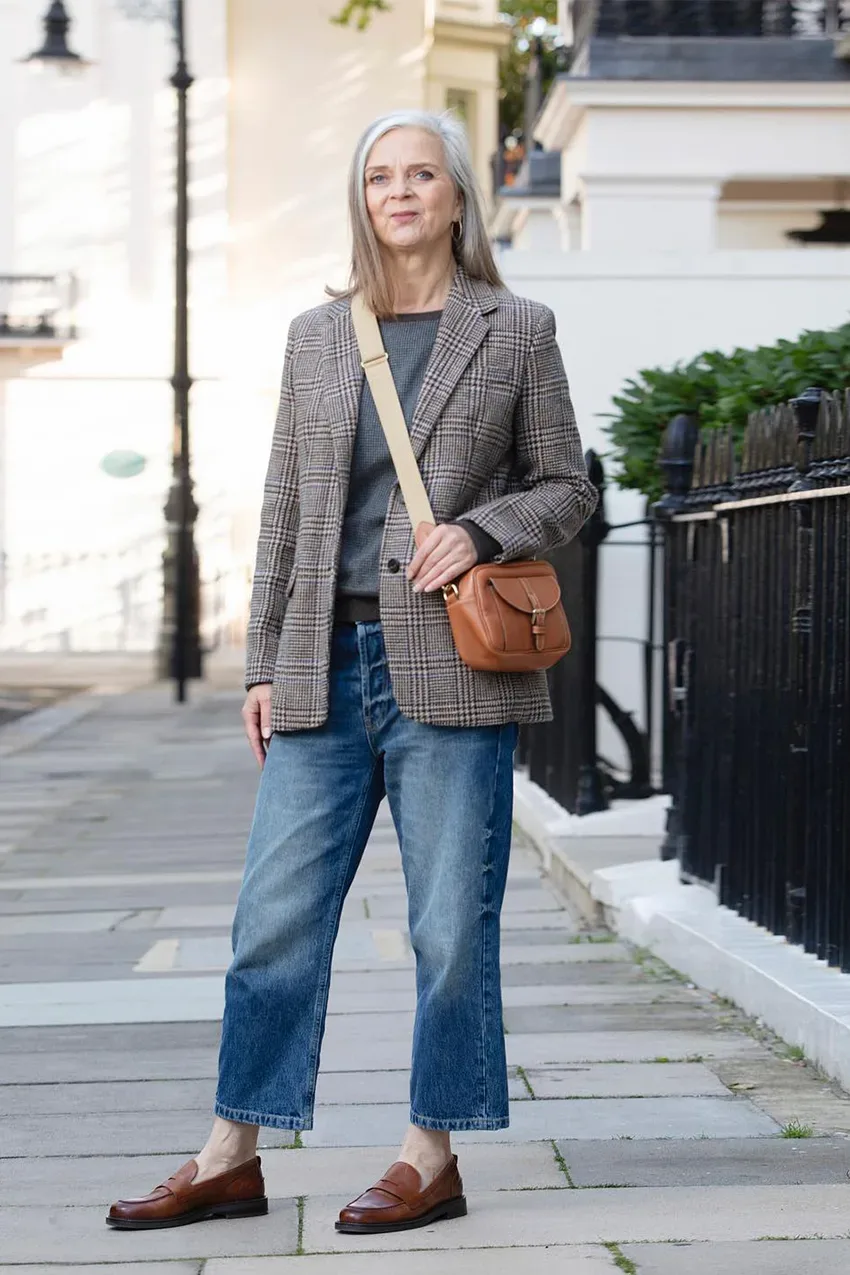 Femme mûre portant un blazer en tweed avec jean large et sac bandoulière