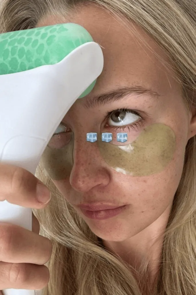 Femme passant un roller froid sous les yeux, patchs contour des yeux