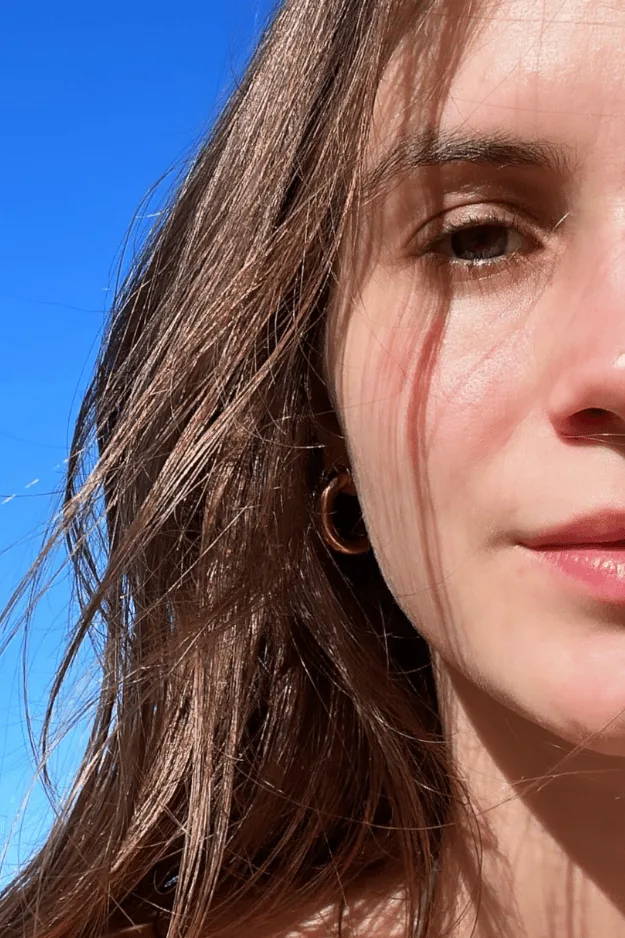 Gros plan sur le visage d'une femme au soleil, peau nette