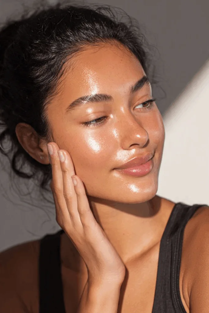 Gros plan sur le visage lumineux et la peau glowy d'une femme
