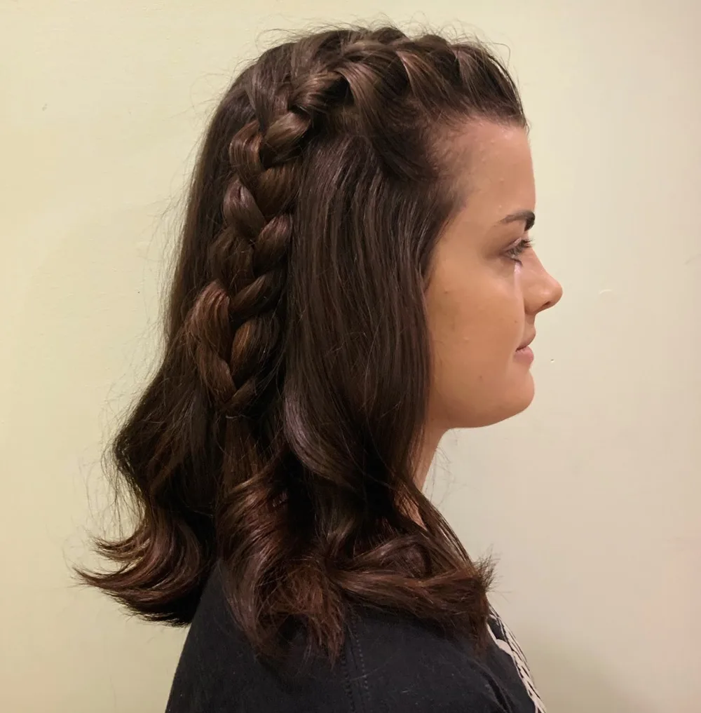 Grosse tresse latérale sur cheveux mi-longs bruns