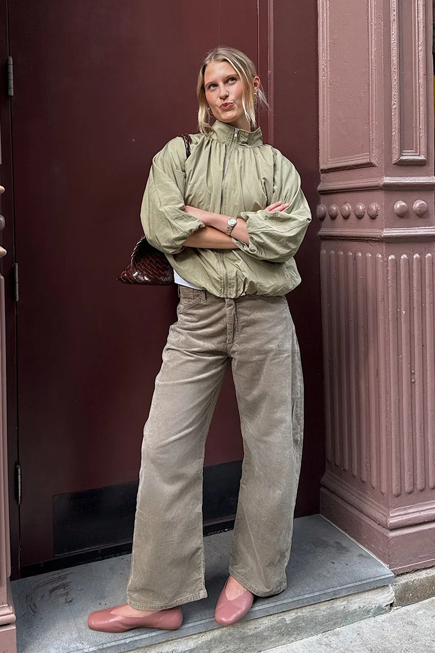 Jean barrel beige avec veste vert sauge et ballerines roses