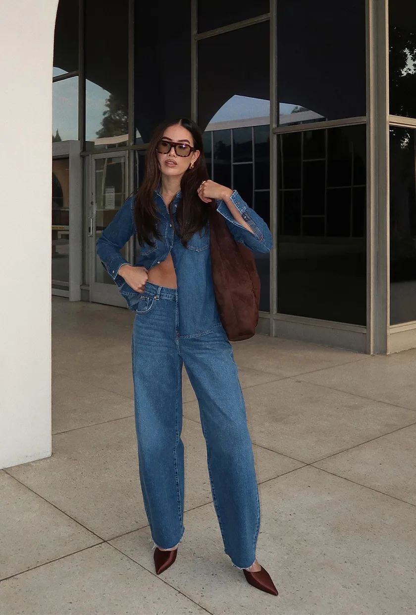 Jean barrel bleu avec chemise en denim assortie et accessoires marron