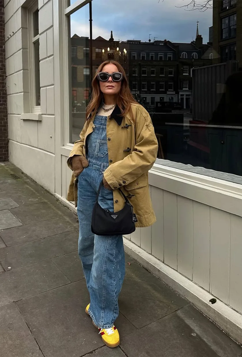 Jean barrel bleu avec veste bohème brodée et bottines noires