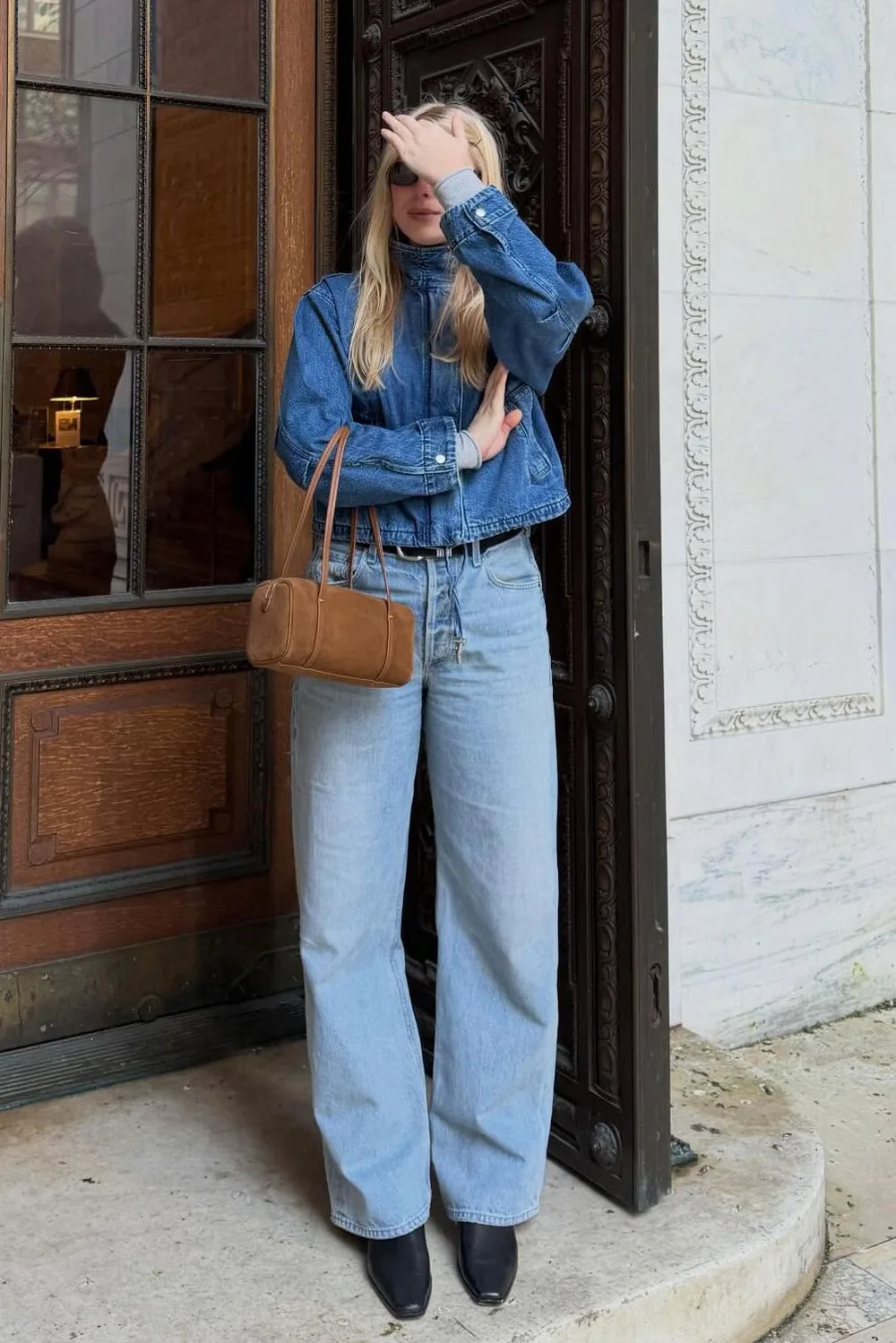 Jean barrel bleu avec veste en denim assortie et bottines noires