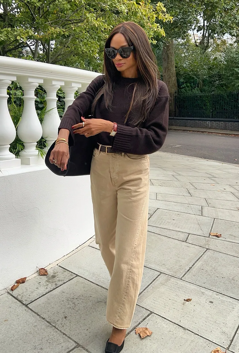 Jean barrel camel porté avec un pull marron et des escarpins assortis