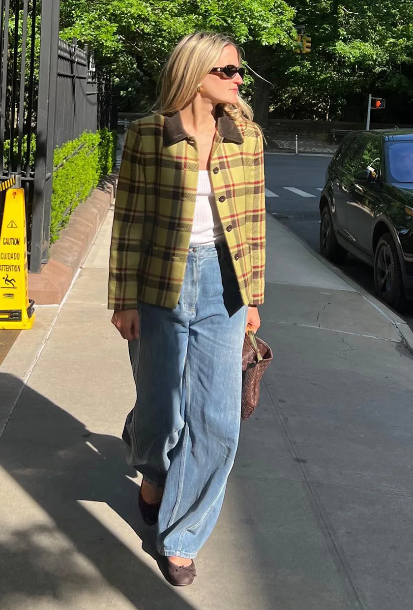 Jean barrel clair avec veste à carreaux et ballerines marron