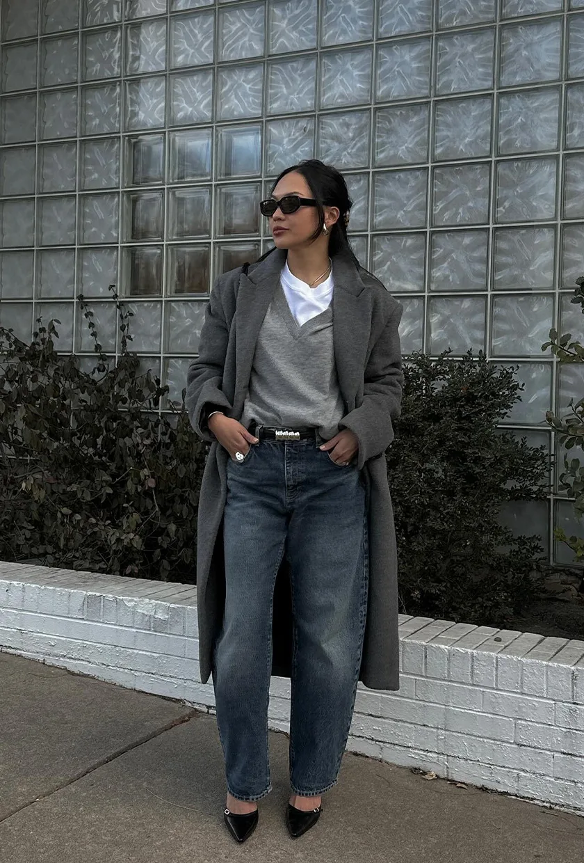 Jean barrel délavé avec pull gris, manteau long et escarpins noirs