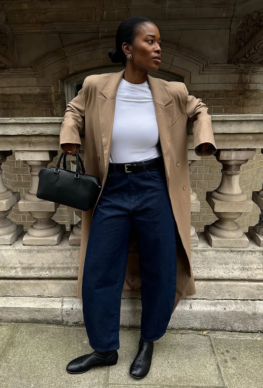 Jean barrel foncé avec long manteau camel et bottines noires