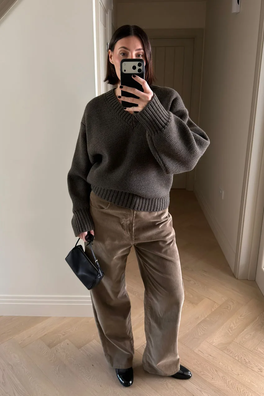 Jean barrel marron avec pull chocolat, bottines noires et petit sac noir