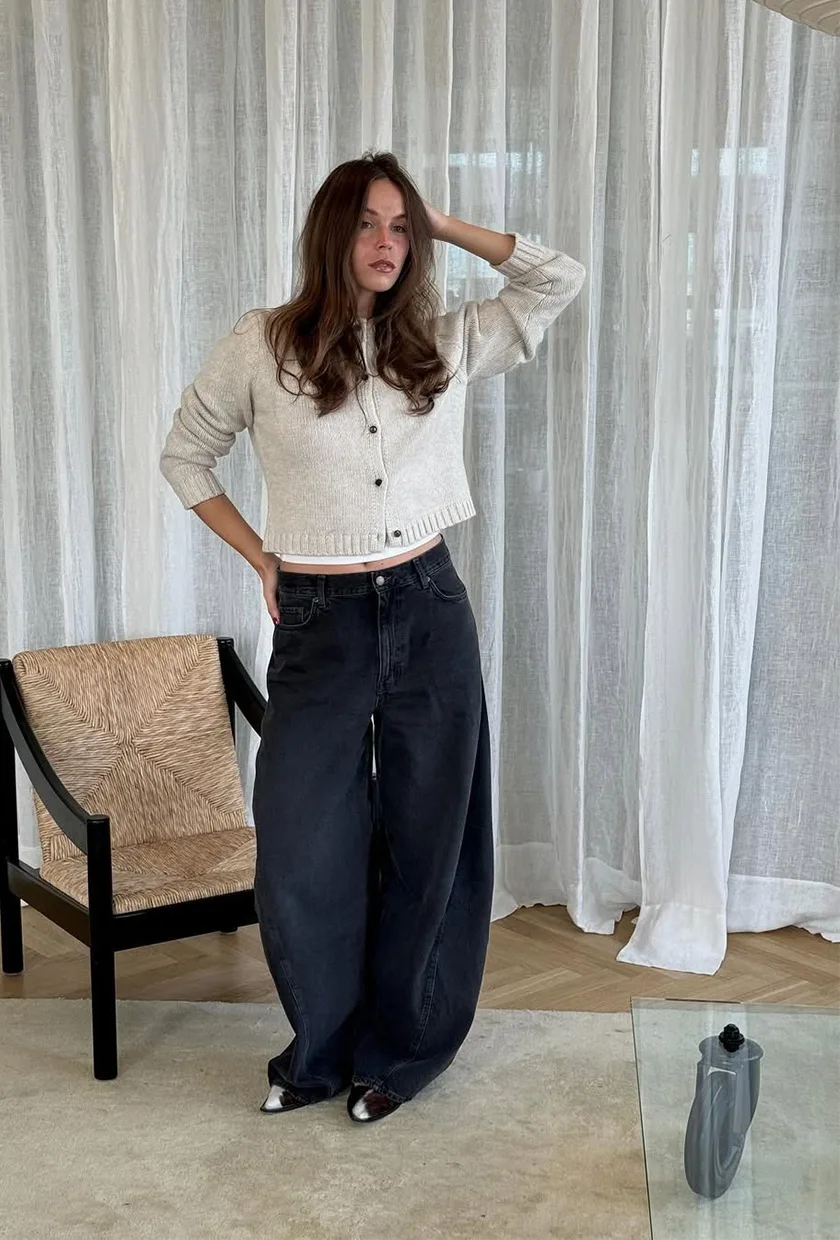 Jean barrel noir avec cardigan beige et chaussures à imprimé léopard
