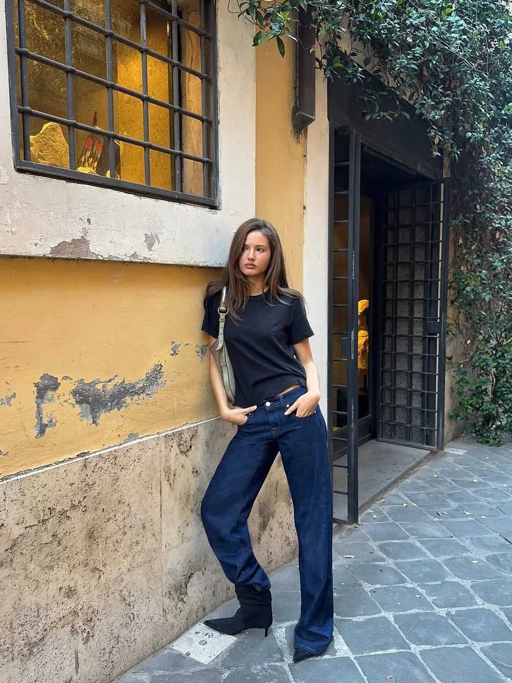 Jean brut ample avec polo bleu marine et baskets rétro