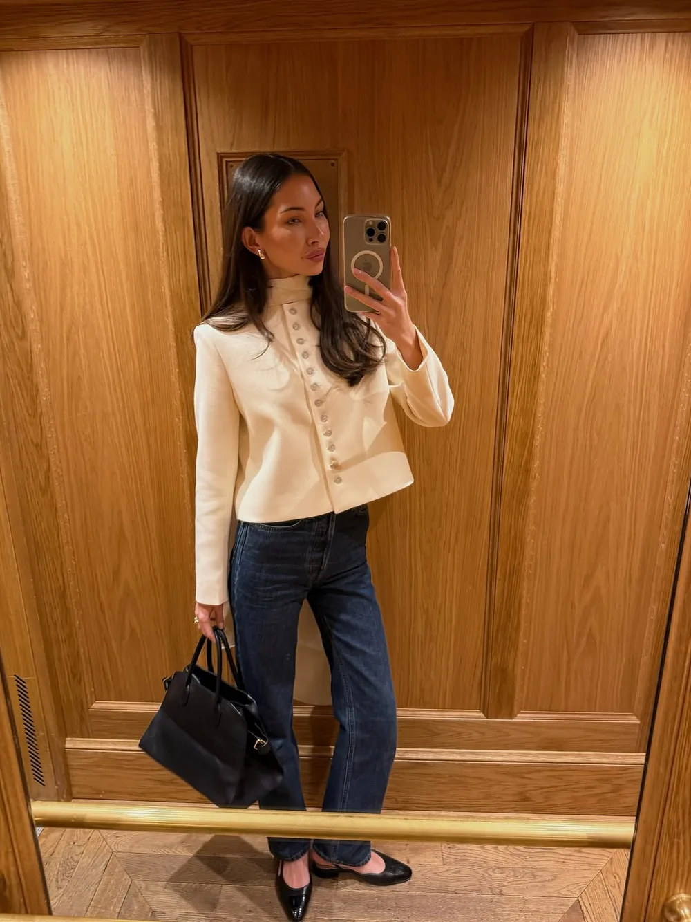 Jean brut droit avec cardigan beige boutonné et sac noir