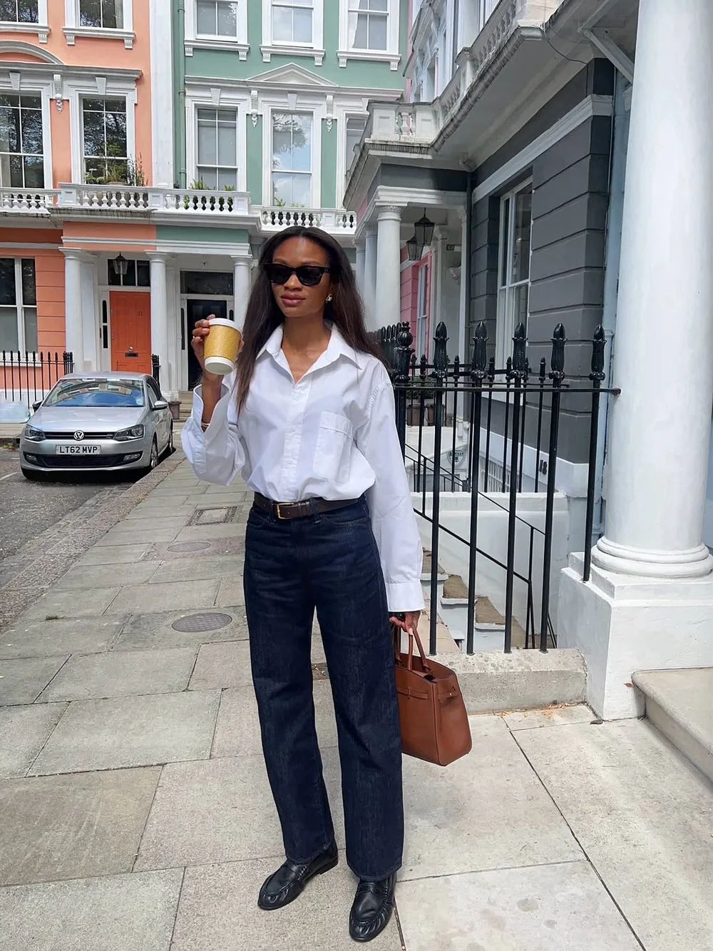 Jean brut droit avec chemise blanche cintrée, bottines noires et sac camel