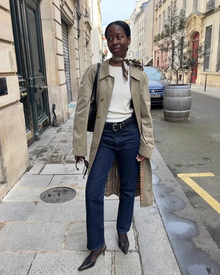 Jean brut droit avec trench beige, pull crème, foulard en soie et escarpins noirs