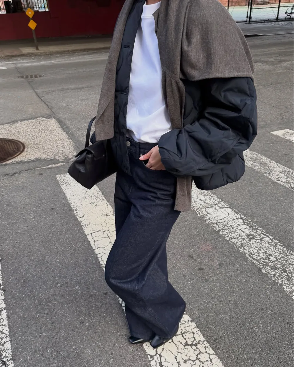 Jean brut large avec bomber noir, tee-shirt blanc et cardigan gris noué aux épaules