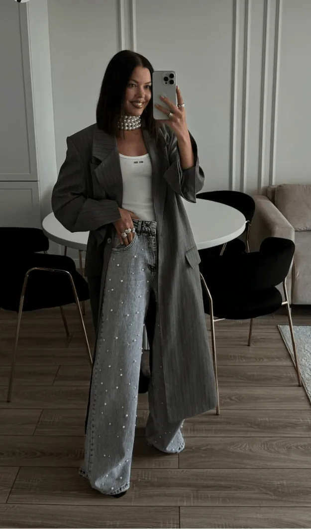 Jean gris clouté porté avec un long manteau gris