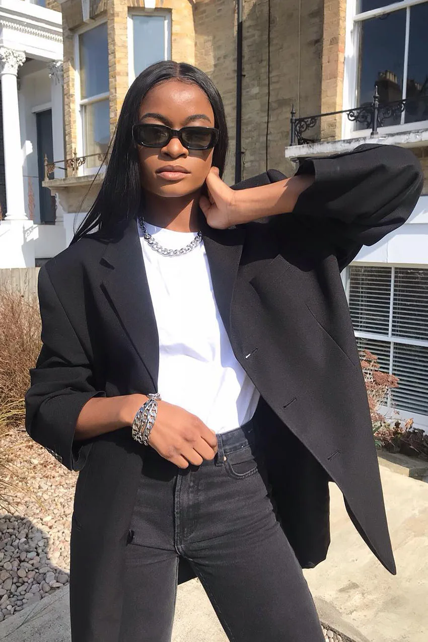 Jean noir droit avec blazer noir oversize et tee-shirt blanc