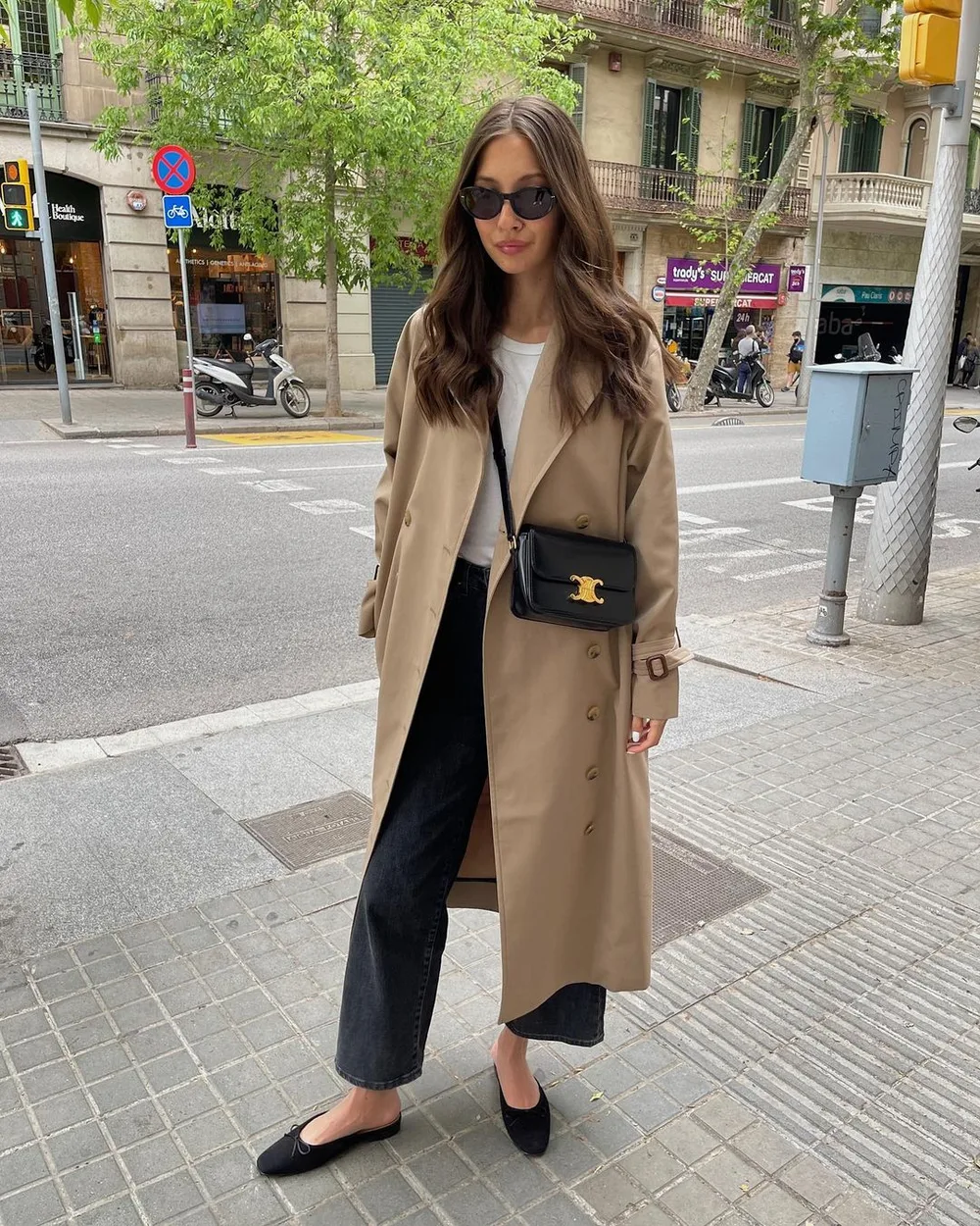 Jean noir droit avec trench camel, haut blanc et ballerines pointues