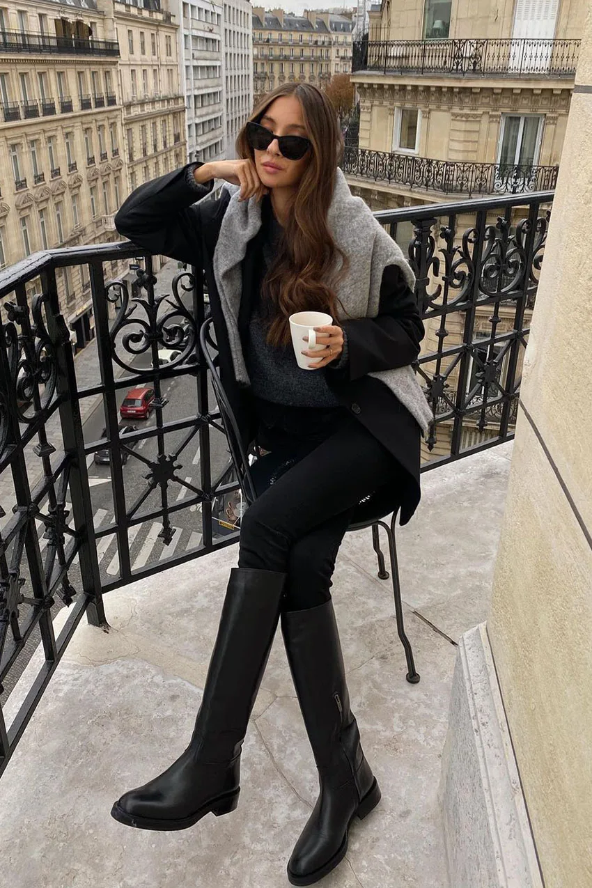 Jean noir skinny avec veste noire oversize et bottes hautes