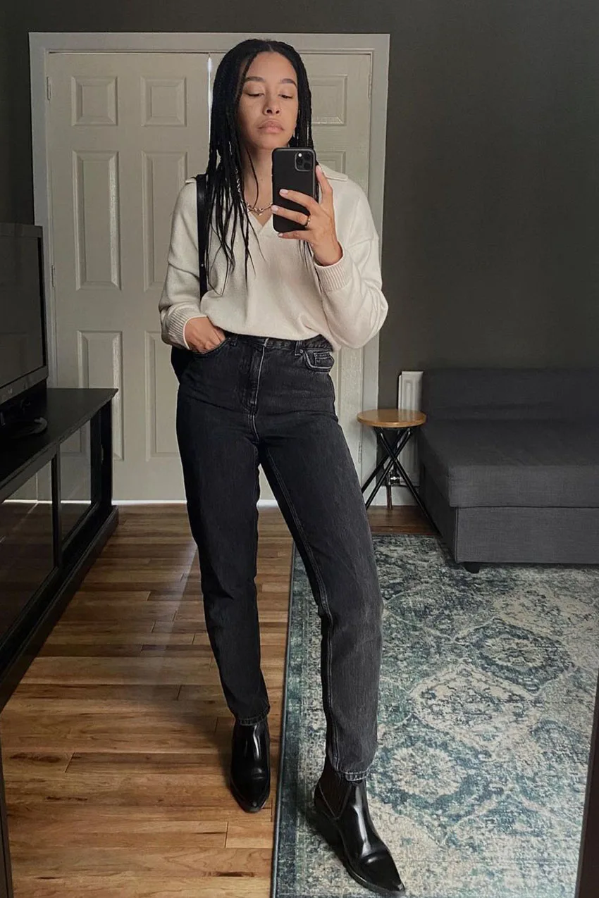 Jean noir vintage avec pull beige souple et bottines noires