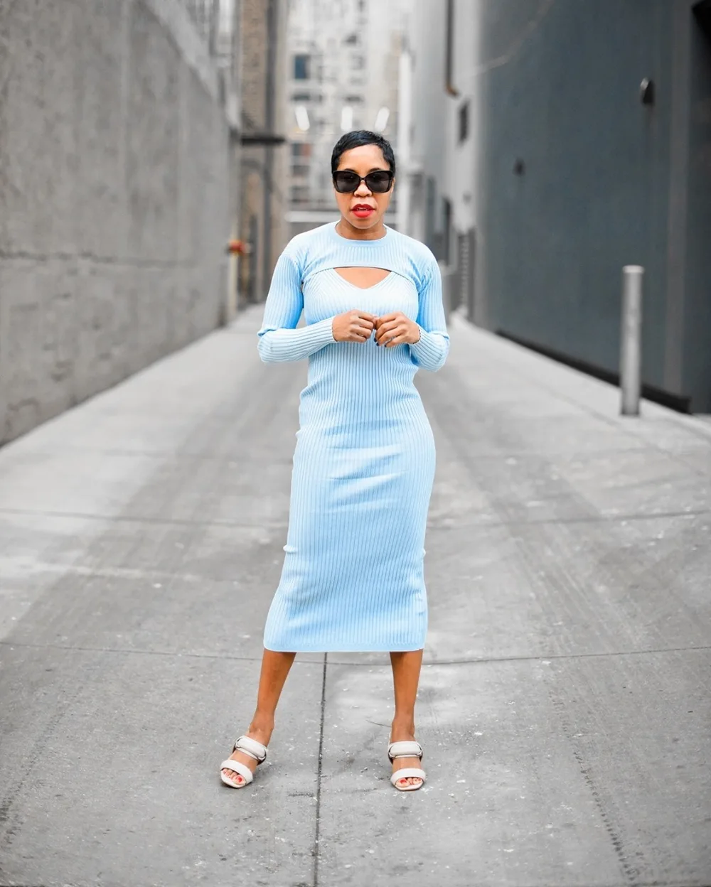 La robe en maille bleu ciel portée par une femme élégante
