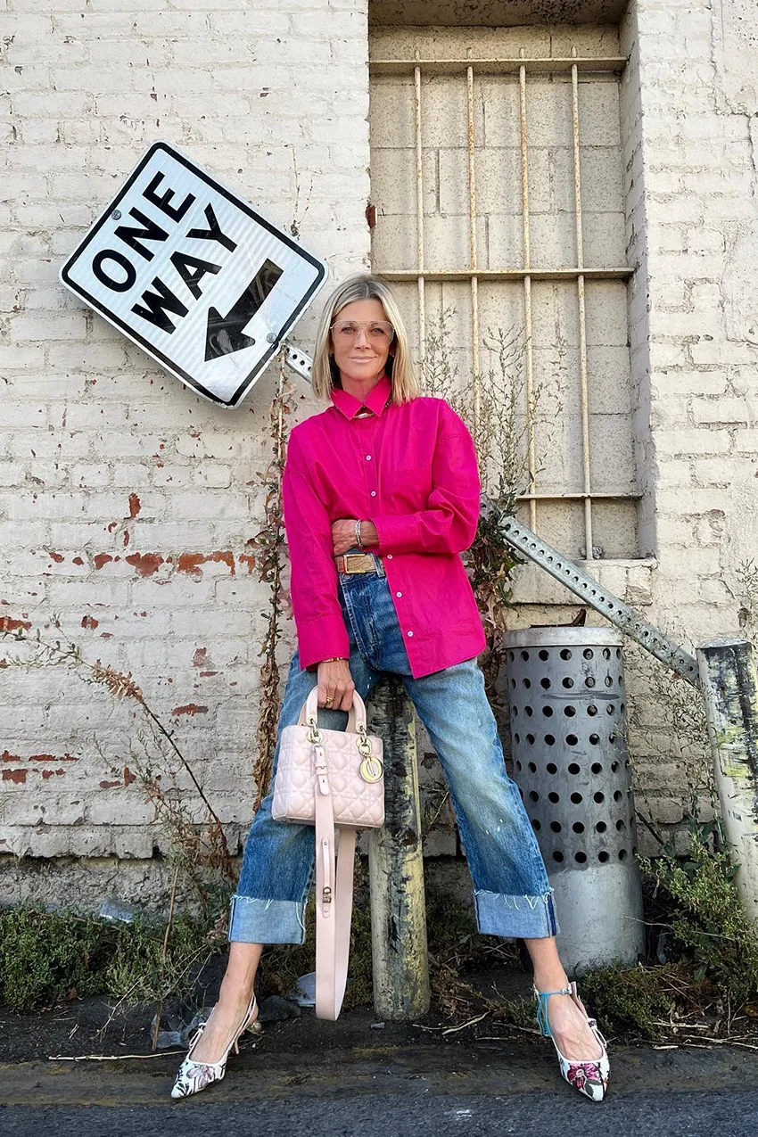La veste rose vif avec un denim décontracté portée par une femme élégante