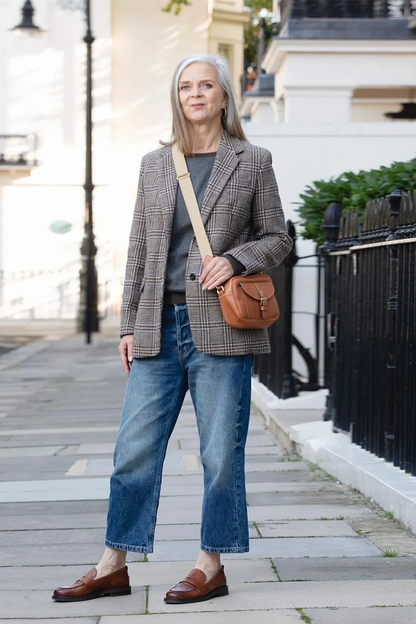 Le blazer en tweed avec un jean large portée par une femme élégante